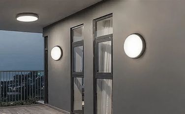 Brass vs. Stainless Steel Bulkhead Lights: Hokker is better foar kustgebieten?